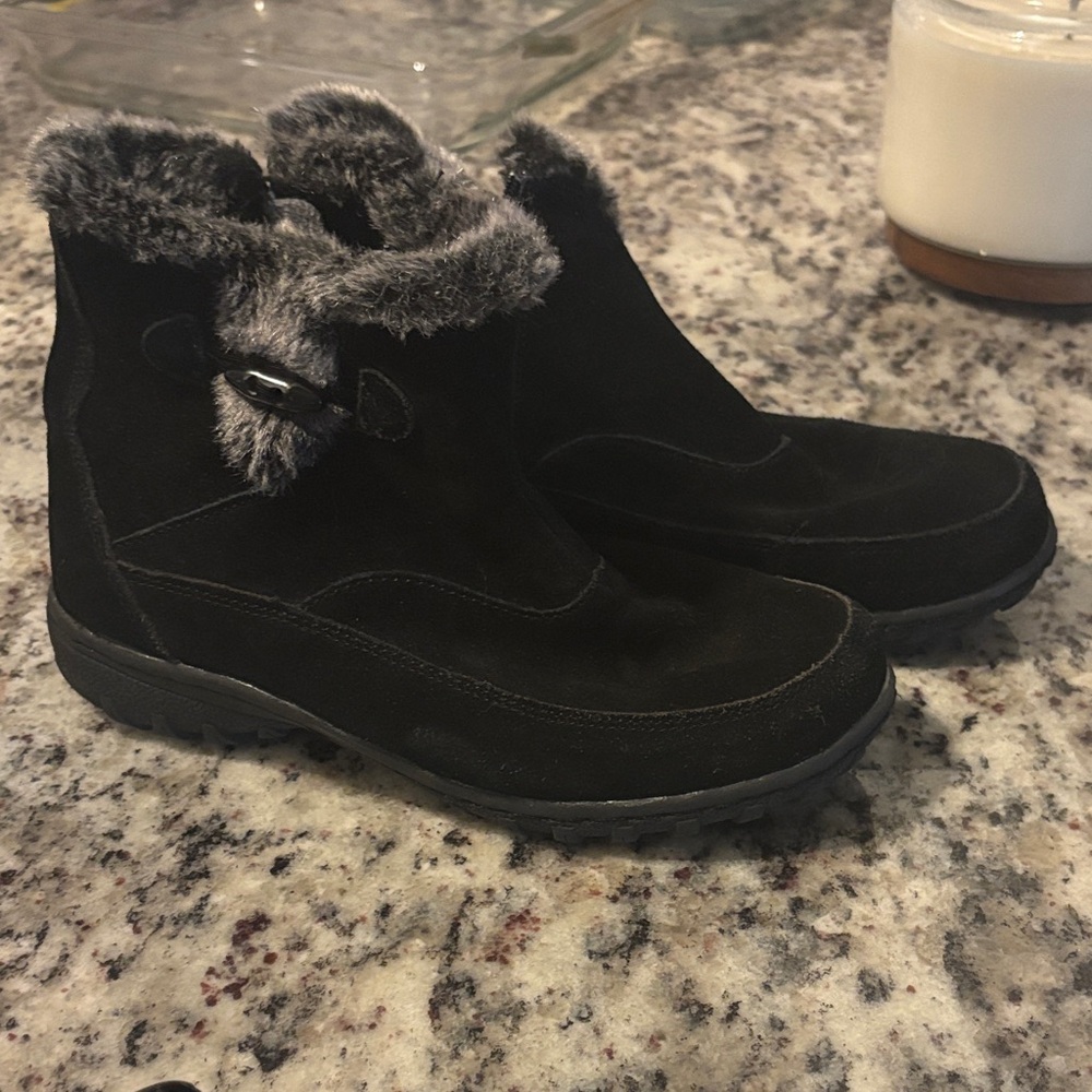 Black boots with fur trim